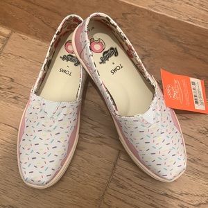 ⭐️NIBWT Tom’s Classic Randy’s Donut Sprinkle Shoes⭐️Sz 7.5